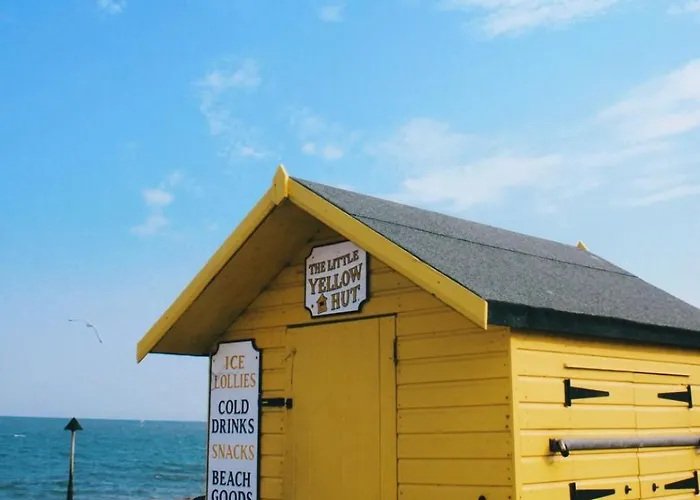 2 Bedroom Home With Private Gated Garage Felixstowe Sea Front