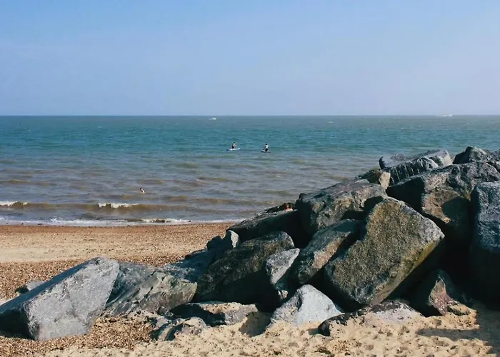 2 Bedroom Home With Private Gated Garage Felixstowe Sea Front